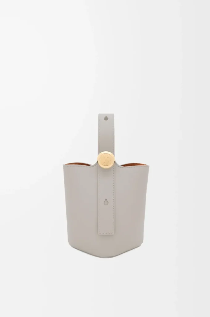 Pürüzsüz dana derisinden üretilmiş Mini Pebble kova çanta Shell Grey
