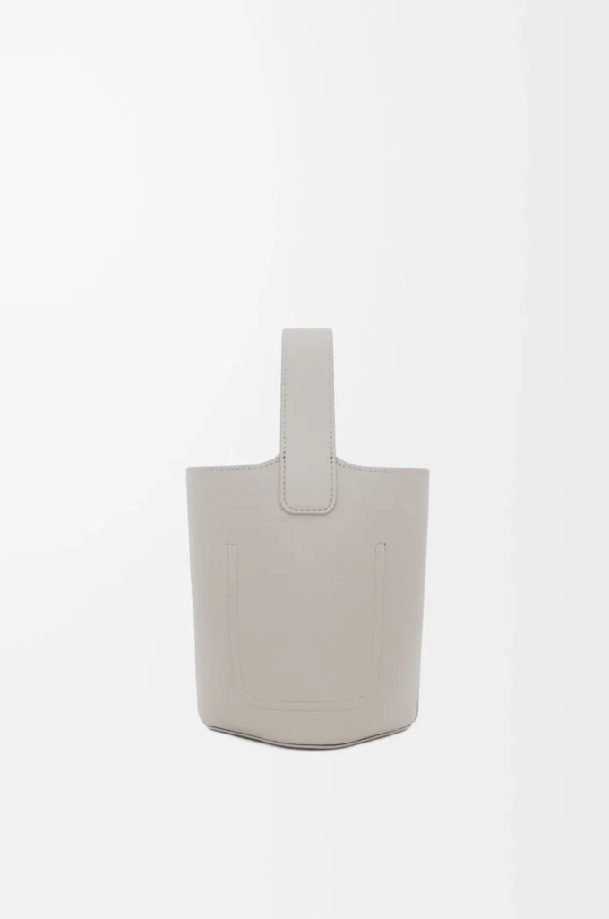 Pürüzsüz dana derisinden üretilmiş Mini Pebble kova çanta Shell Grey