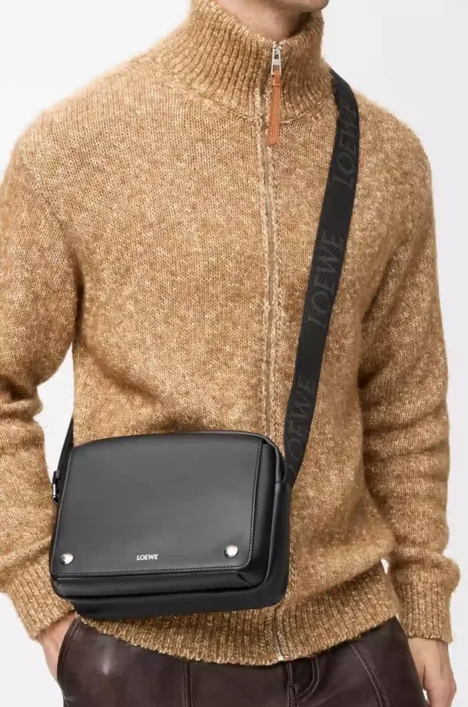 Pürüzsüz dana derisinden üretilmiş orta boy Pebble messenger çanta Siyah