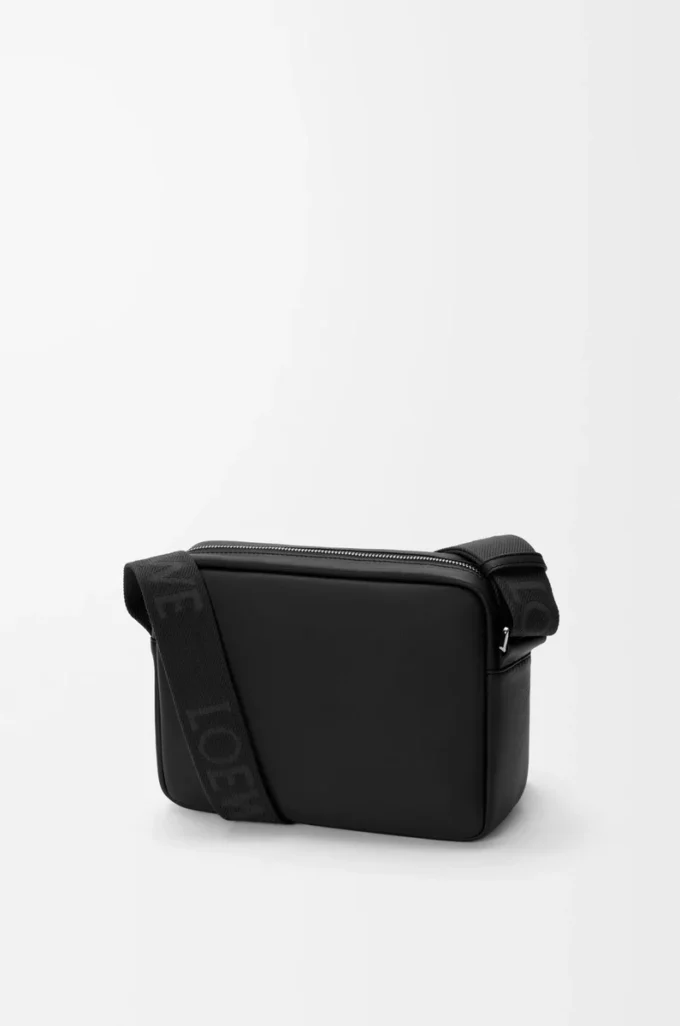Pürüzsüz dana derisinden üretilmiş orta boy Pebble messenger çanta Siyah