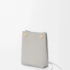Pürüzsüz dana derisinden üretilmiş Pebble kese Shell Grey
