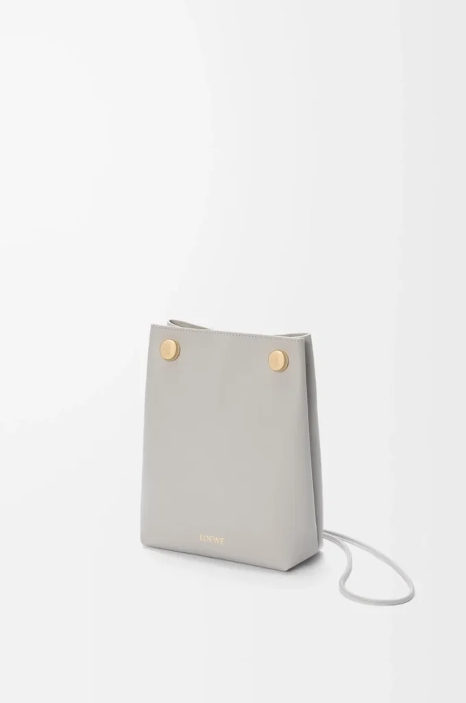 Pürüzsüz dana derisinden üretilmiş Pebble kese Shell Grey