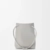 Pürüzsüz dana derisinden üretilmiş Pebble kese Shell Grey