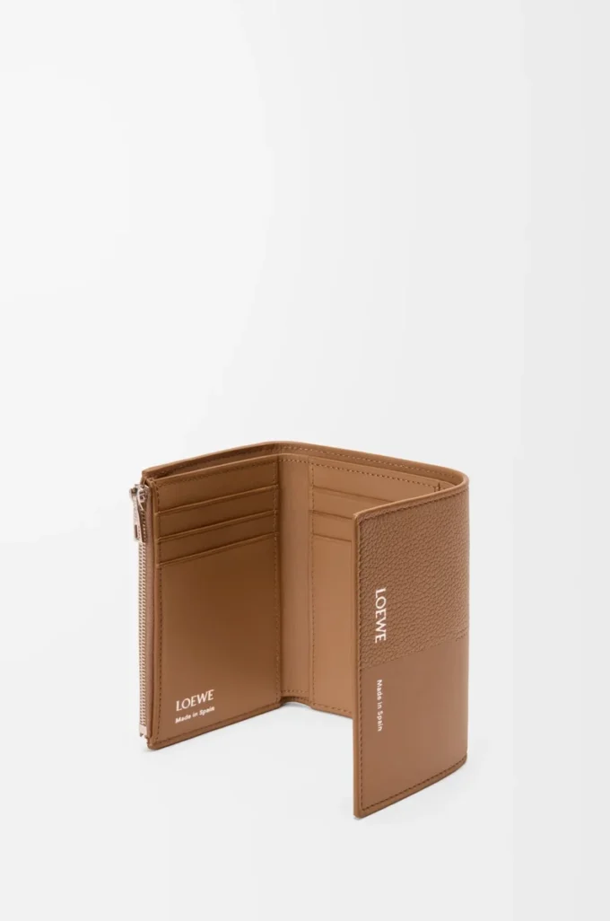 Pürüzsüz ve damarlı dana derisinden küçük dikey cüzdan Mocha
