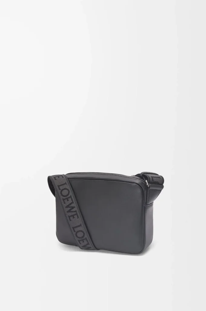 XS Military messenger çanta, yumuşak ve pürüzsüz dana derisi ve jakarlı siyah