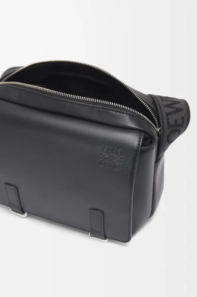 XS Military messenger çanta, yumuşak ve pürüzsüz dana derisi ve jakarlı siyah