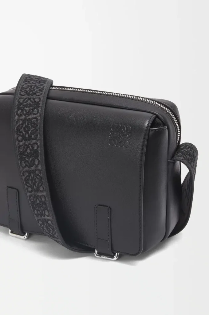 XS Military messenger çanta, yumuşak ve pürüzsüz dana derisi ve jakarlı siyah
