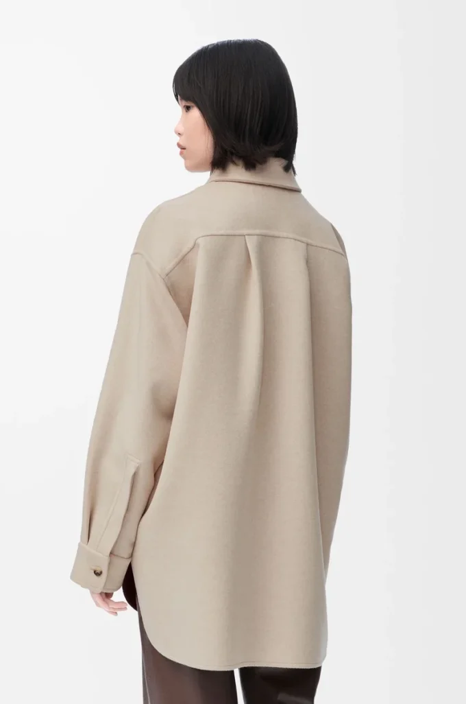 Yün ve kaşmirden üretilmiş açık bej melanj overshirt