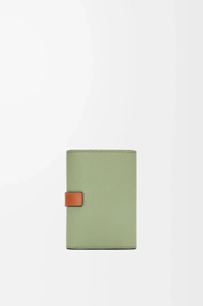 Yumuşak damarlı dana derisinden küçük dikey cüzdan Rosemary/Tan