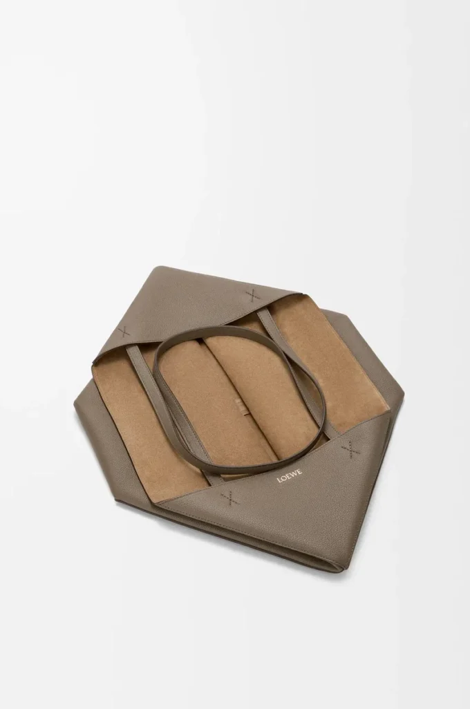 Yumuşak damarlı dana derisinden üretilmiş büyük yatay Puzzle Fold çanta Taupe
