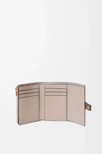Yumuşak damarlı dana derisinden üretilmiş küçük dikey cüzdan Taupe/Gold