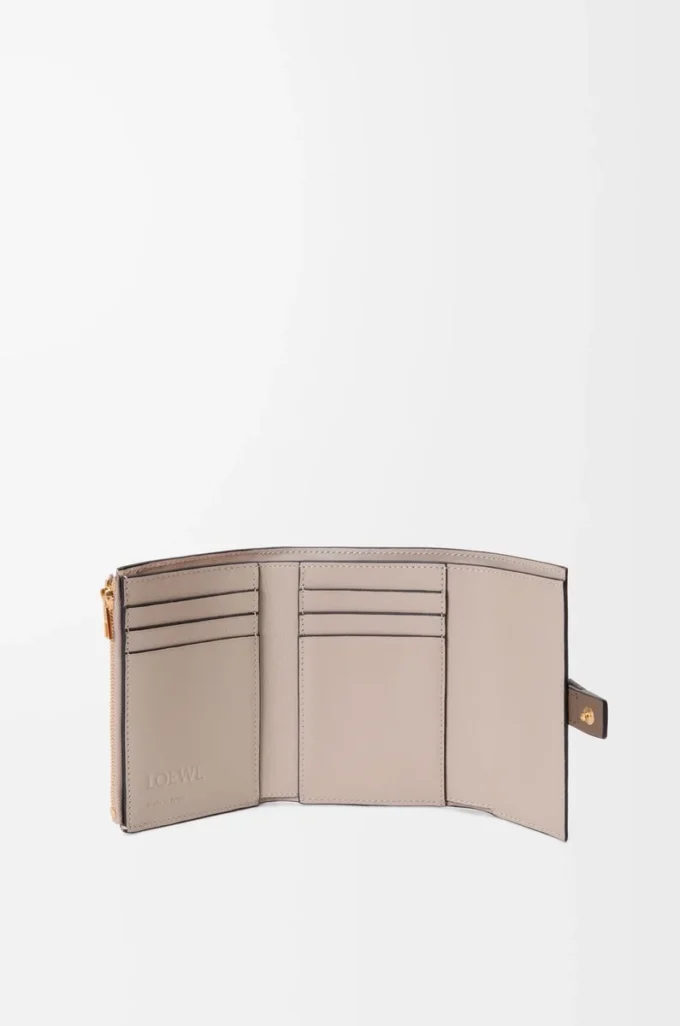 Yumuşak damarlı dana derisinden üretilmiş küçük dikey cüzdan Taupe/Gold