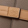Yumuşak damarlı dana derisinden üretilmiş küçük dikey cüzdan Taupe/Gold