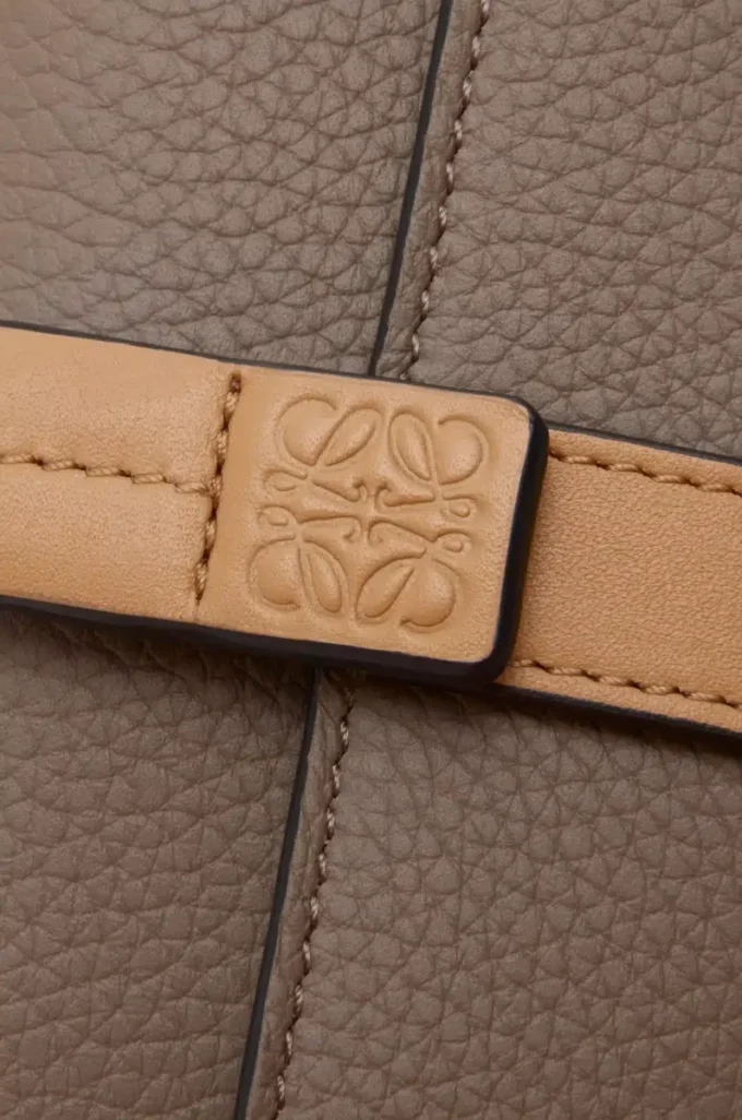 Yumuşak damarlı dana derisinden üretilmiş küçük dikey cüzdan Taupe/Gold