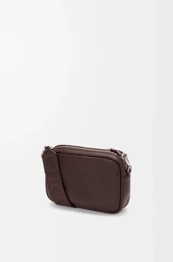 Yumuşak damarlı dana derisinden üretilmiş küçük Pebble messenger çanta Oxblood