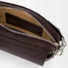 Yumuşak damarlı dana derisinden üretilmiş küçük Pebble messenger çanta Oxblood