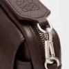 Yumuşak damarlı dana derisinden üretilmiş küçük Pebble messenger çanta Oxblood