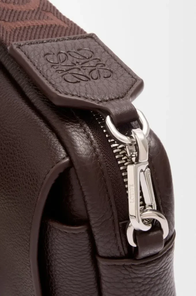 Yumuşak damarlı dana derisinden üretilmiş küçük Pebble messenger çanta Oxblood
