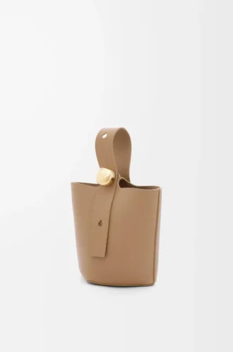 Yumuşak damarlı dana derisinden üretilmiş Mini Pebble kova çanta Latte