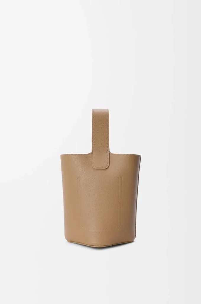 Yumuşak damarlı dana derisinden üretilmiş Mini Pebble kova çanta Latte