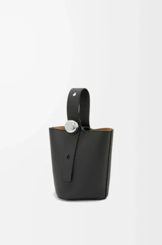 Yumuşak damarlı dana derisinden üretilmiş Mini Pebble kova çanta, Siyah
