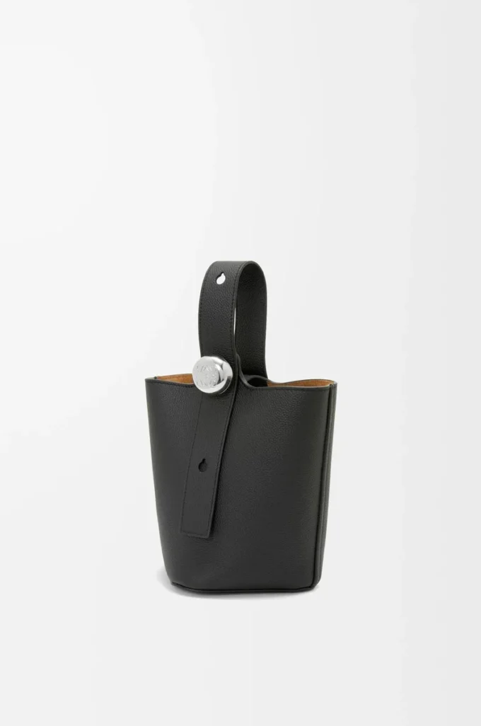 Yumuşak damarlı dana derisinden üretilmiş Mini Pebble kova çanta, Siyah
