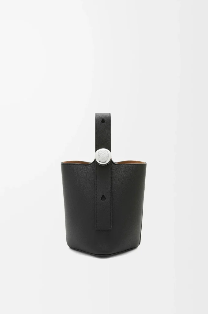 Yumuşak damarlı dana derisinden üretilmiş Mini Pebble kova çanta, Siyah