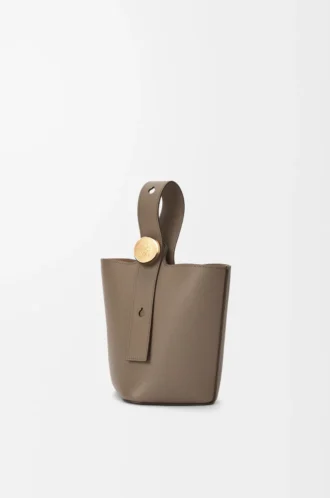 Yumuşak damarlı dana derisinden üretilmiş mini Pebble kova çanta Taupe