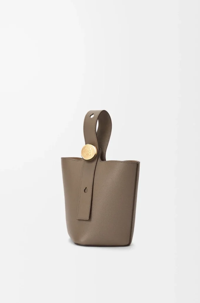 Yumuşak damarlı dana derisinden üretilmiş mini Pebble kova çanta Taupe
