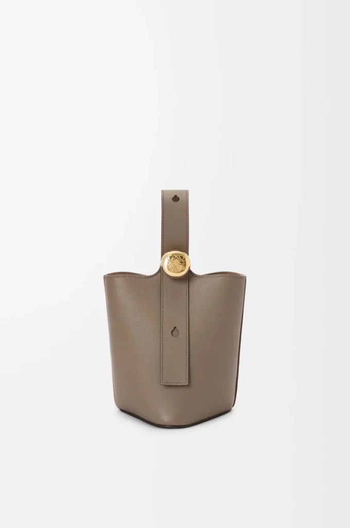 Yumuşak damarlı dana derisinden üretilmiş mini Pebble kova çanta Taupe