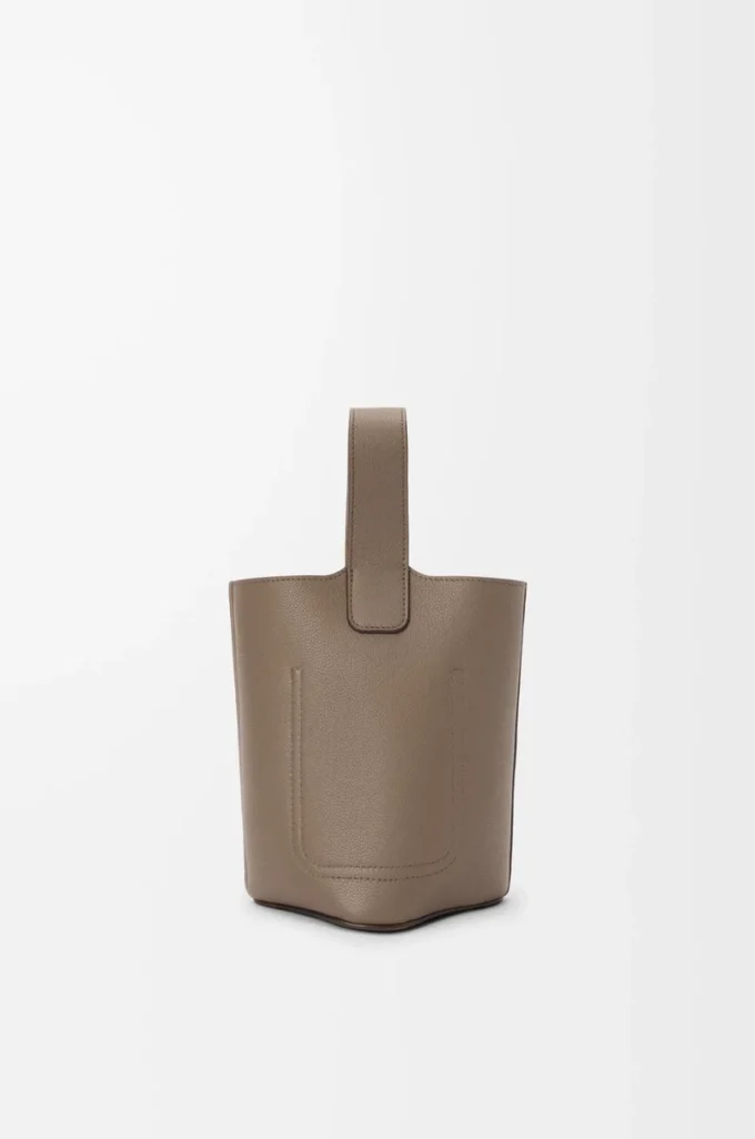 Yumuşak damarlı dana derisinden üretilmiş mini Pebble kova çanta Taupe