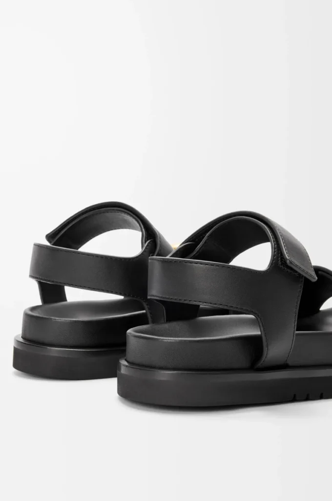 Yumuşak dana derisinden üretilmiş Pebble fussbett sandalet Siyah