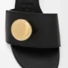 Yumuşak dana derisinden üretilmiş, siyah renkli Pebble terlik