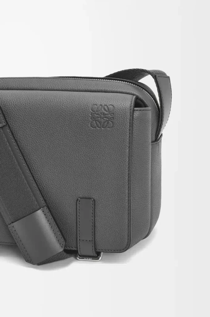 Yumuşak grenli dana derisinden XS Military messenger çanta Antrasit