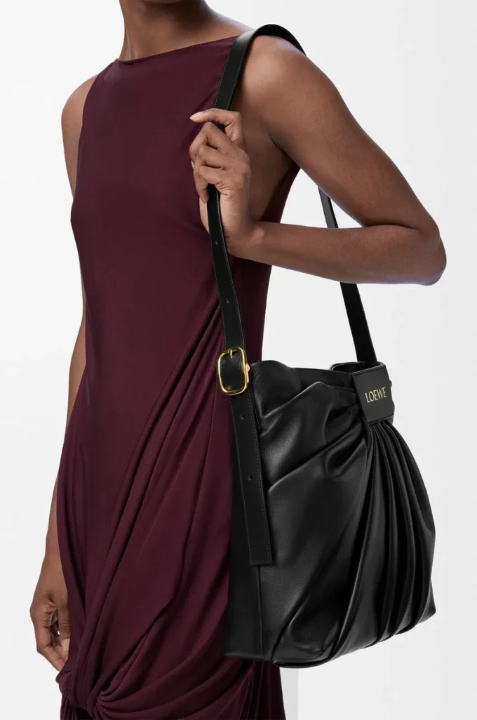 Yumuşak nappa kuzu derisinden drape tote Siyah