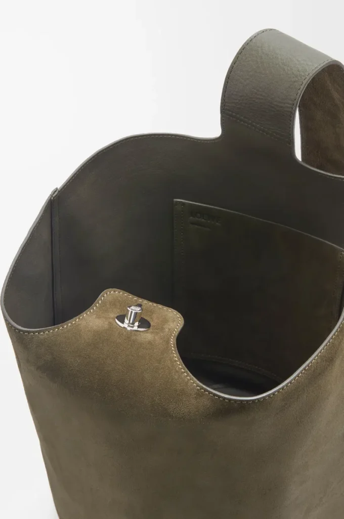Yumuşak süet dana derisinden büyük Pebble kova çanta Dark Olive